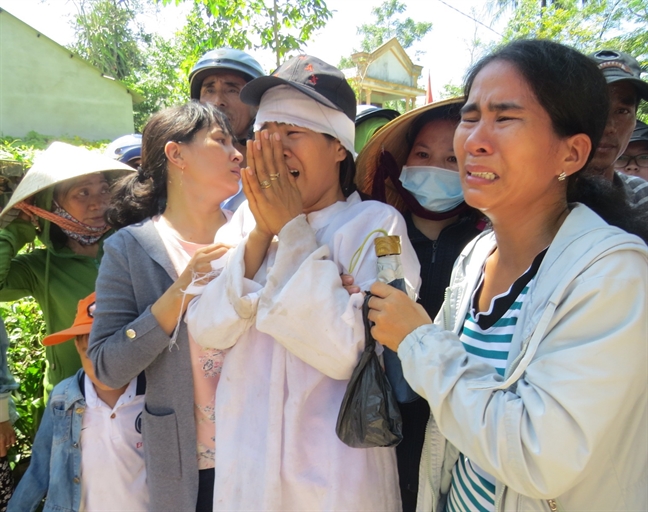 Co dau tre mac ao tang tien dua chong