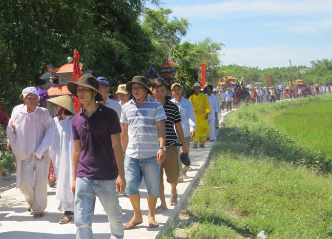 Co dau tre mac ao tang tien dua chong