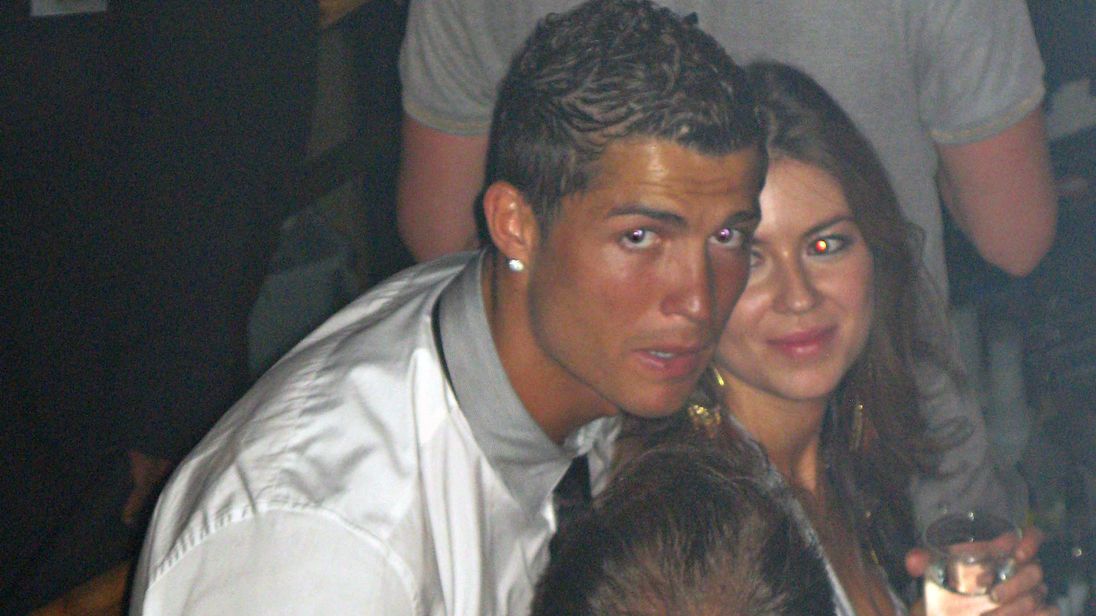 Ronaldo, hiếp dâm, chân dài,con của CR7