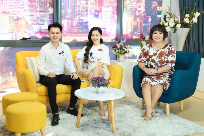 MC Anh Thơ (giữa) cùng hai khách mời trong chương trình.