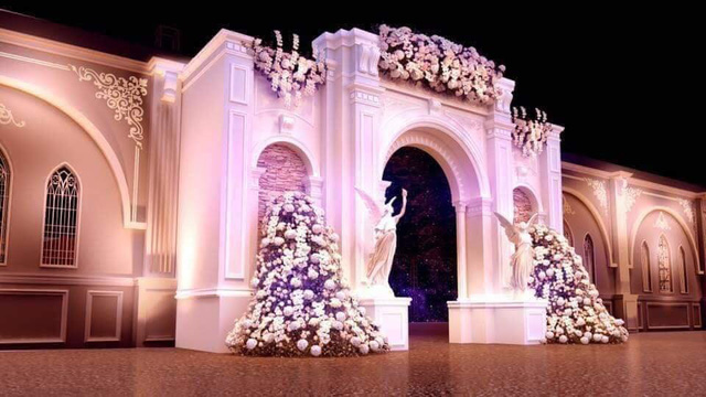  Lối vào rạp đám cưới được trang trí như cổng cung điện. Ảnh: TL 