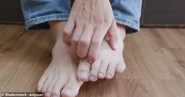 Nếu bị bệnh “bàn chân vận động viên”, hãy để chân trần càng lâu càng tốt sau khi tắm để cho da khô