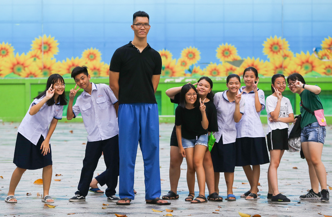Chàng trai cao 2,2 m ở Sài Gòn chỉ ước mình 1,6 m
