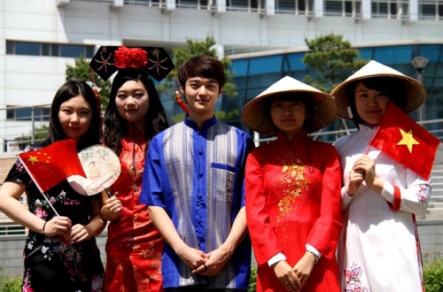Sinh viên Việt Nam tại Hàn Quốc. Ảnh: DuhocHanquoc.