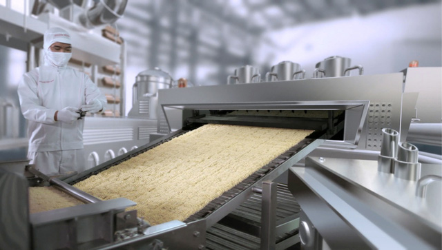 Mì ăn liền ngày nay được sản xuất trên dây chuyền hiện đại, kiểm soát chặt chẽ các tiêu chuẩn an toàn thực phẩm