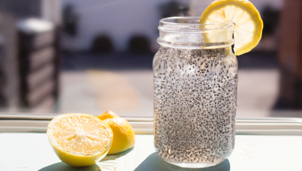 Uống nước chanh pha hạt chia vào buổi sáng hỗ trợ giảm cân hiệu quả.