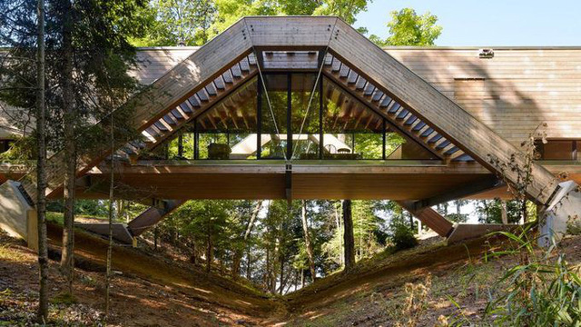 Ngôi nhà rộng 230 m2, nằm trên một cầu gỗ dài 38m, cao 6 m so với khe núi, nối hai bờ thung lũng ven hồ Mary ở Ontario, cách thành phố Toronto, Canada 2 giờ đi xe về phía Bắc.