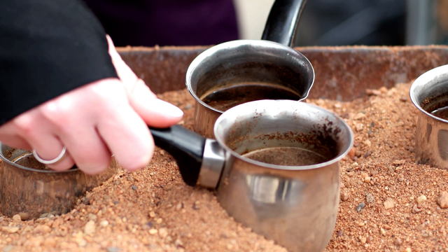 Món cà phê đun trên “chảo cát nóng” độc lạ của vùng Trung Đông - Ảnh 2.