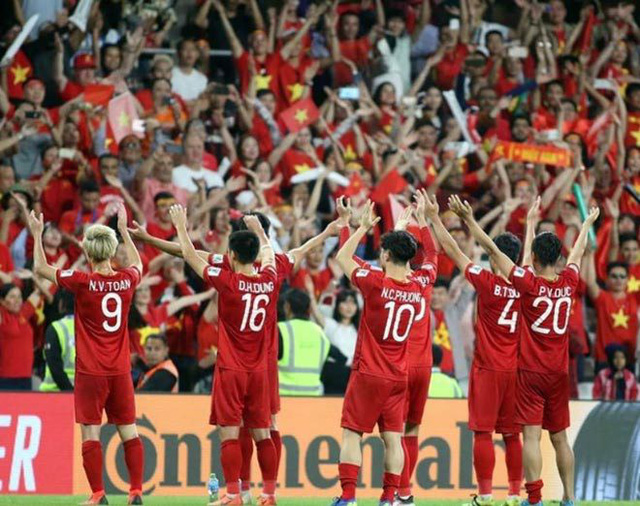 Đội tuyển Việt Nam tri ân các cổ động viên sau trận tứ kết Asian cup 2019. Ảnh: TL