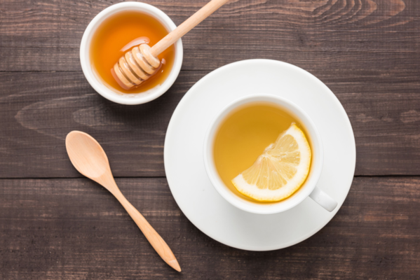 Một ly nước ấm pha với chanh và mật ong là món đồ uống giúp giảm cân tự nhiên hiệu quả nhất.